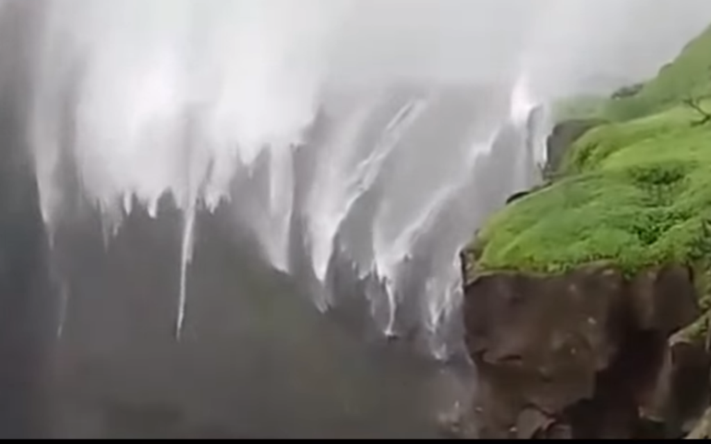 Απίστευτο: Λόγω των ανέμων τα νερά καταρράκτη πάνε… προς τα πάνω! (βίντεο)