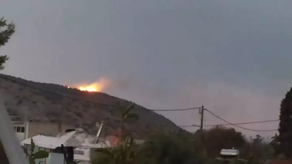 Πυρκαγιά ξέσπασε στη Βάρη – Πληροφορίες ότι ξεκίνησε από κεραυνό