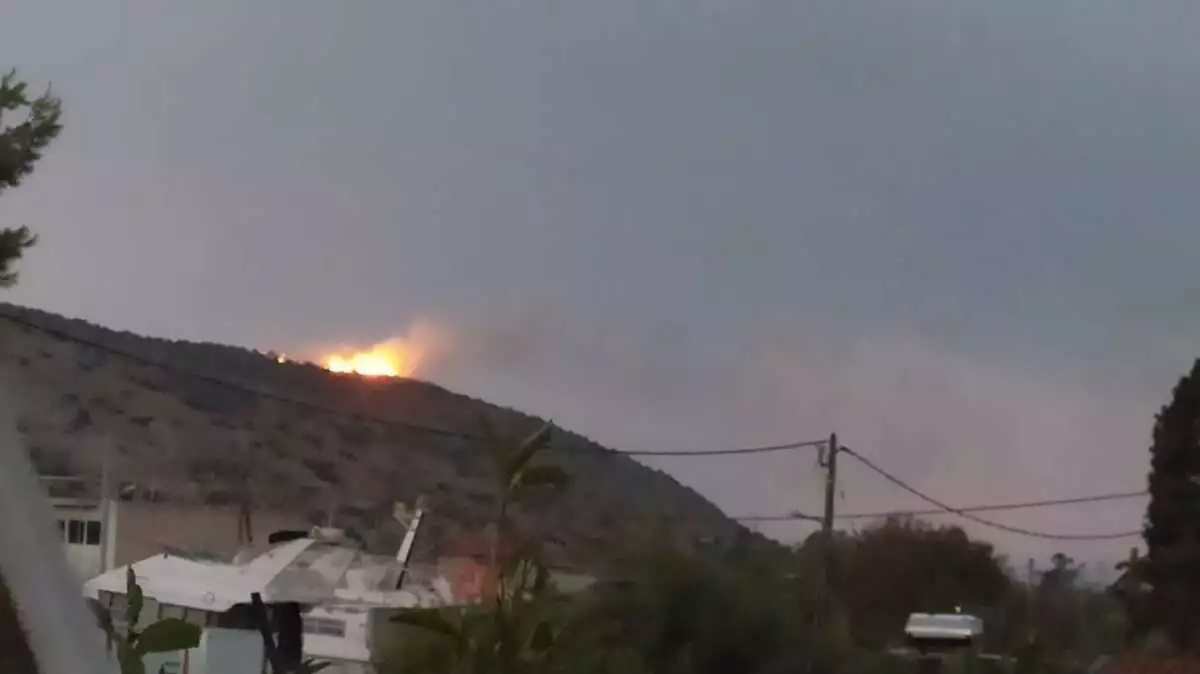 Πυρκαγιά ξέσπασε στη Βάρη – Πληροφορίες ότι ξεκίνησε από κεραυνό