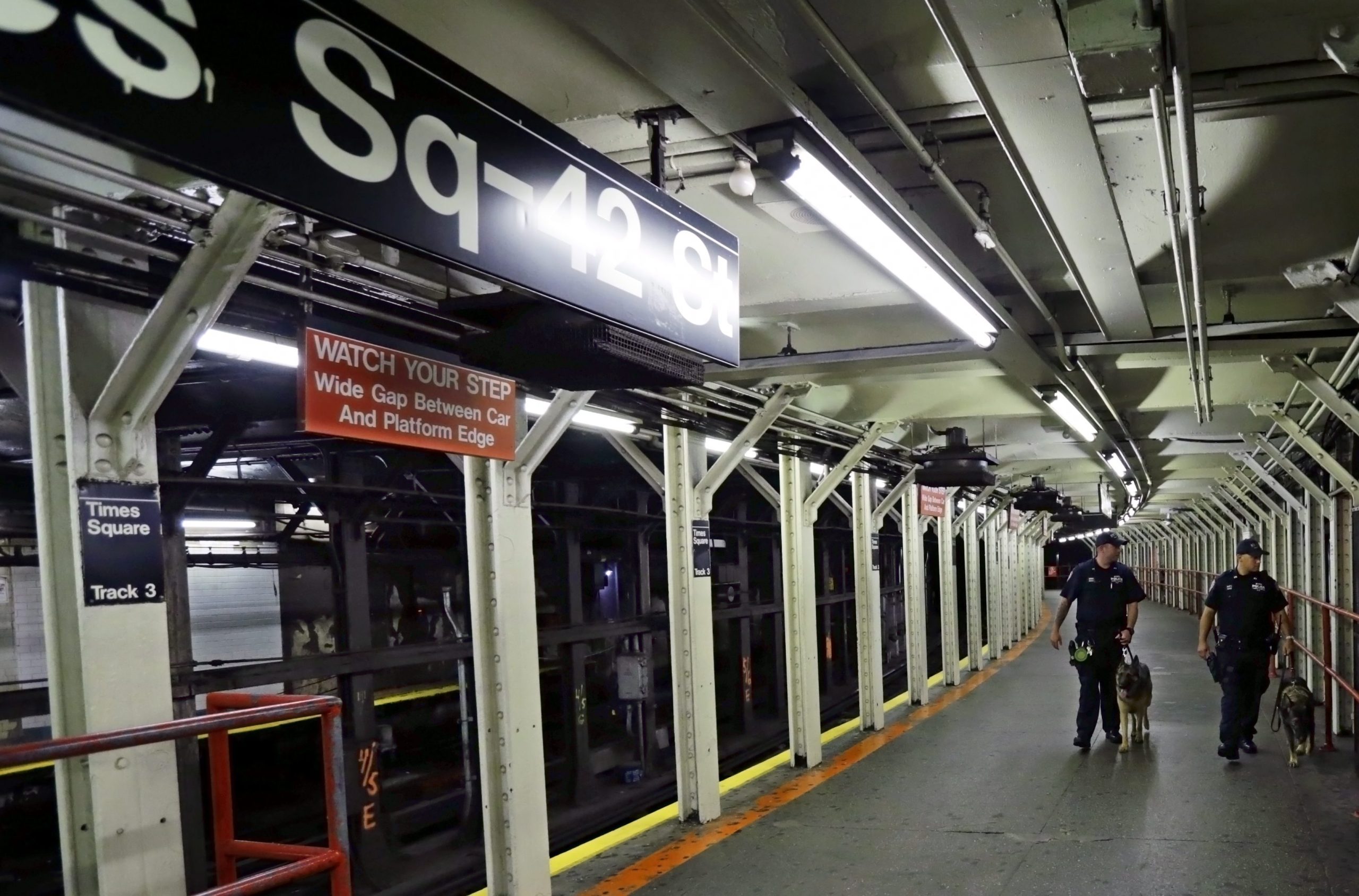 Σκηνές βίας στο μετρό της Νέας Υόρκης: Κοιμήθηκε στον ώμο του και εκείνος τον έδειρε με τρεις αγκωνιές (βίντεο)