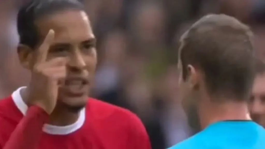 Πυρ και μανία ο Φαν Ντάικ με την αποβολή του: «Είσαι μια γ@@@η ντροπή» είπε στον διαιτητή (βίντεο)