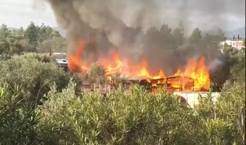 Παιανία: Υπό έλεγχο τέθηκε η φωτιά που ξέσπασε πίσω από τα παλιά studio του Alpha (upd)
