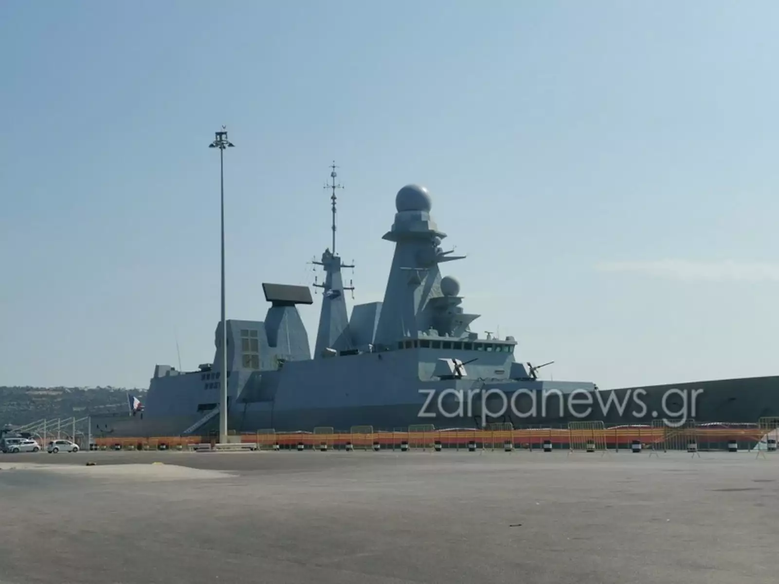 Δείτε εντυπωσιακές εικόνες από το αντιτορπιλικό «Chevalier Paul» του Ναυτικού της Γαλλίας που κατέπλευσε στη Σούδα