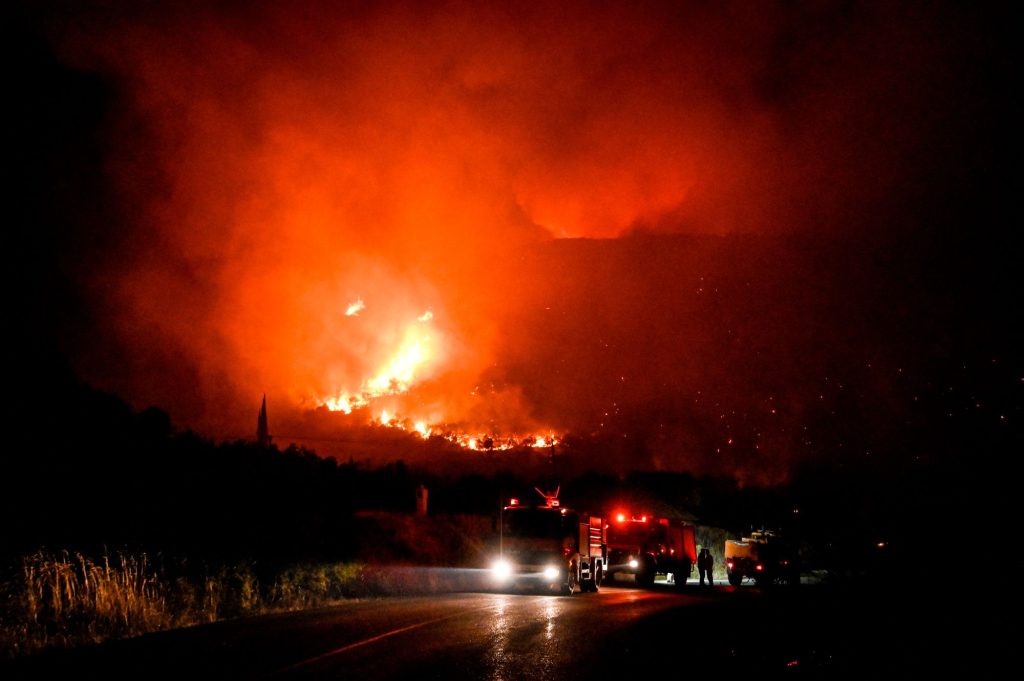 Έβρος: Καίγεται το δάσος της Δαδιάς – Συνεχείς αναζωπυρώσεις – Εκκενώνονται οικισμοί