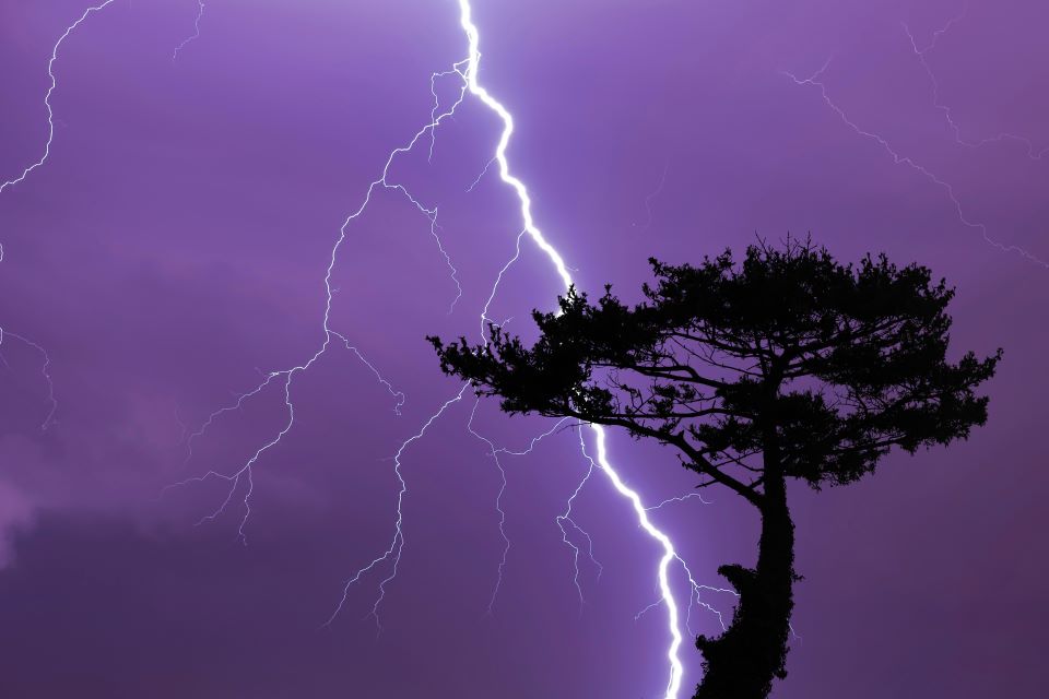 Βούλα: Η στιγμή που χτυπάει κεραυνός και ξεκινάει πυρκαγιά (φωτο)