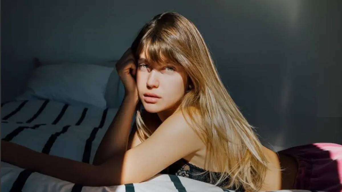 Η Κλέλια Ανδριολάτου ποζάρει με αθλητικά στο δωμάτιό της (φώτο)