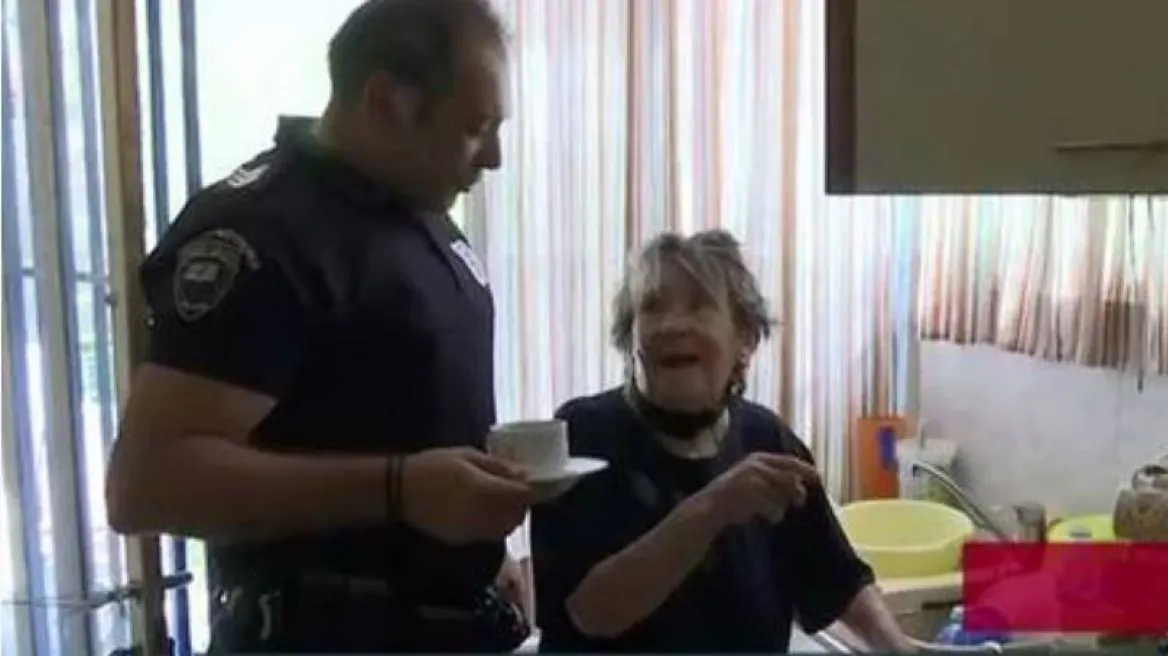 Φυλή: Η κυρία Τούλα έφτιαξε καφέ στους αστυνομικούς που την έσωσαν από τις φλόγες – «Σας λυπήθηκα» (βίντεο)