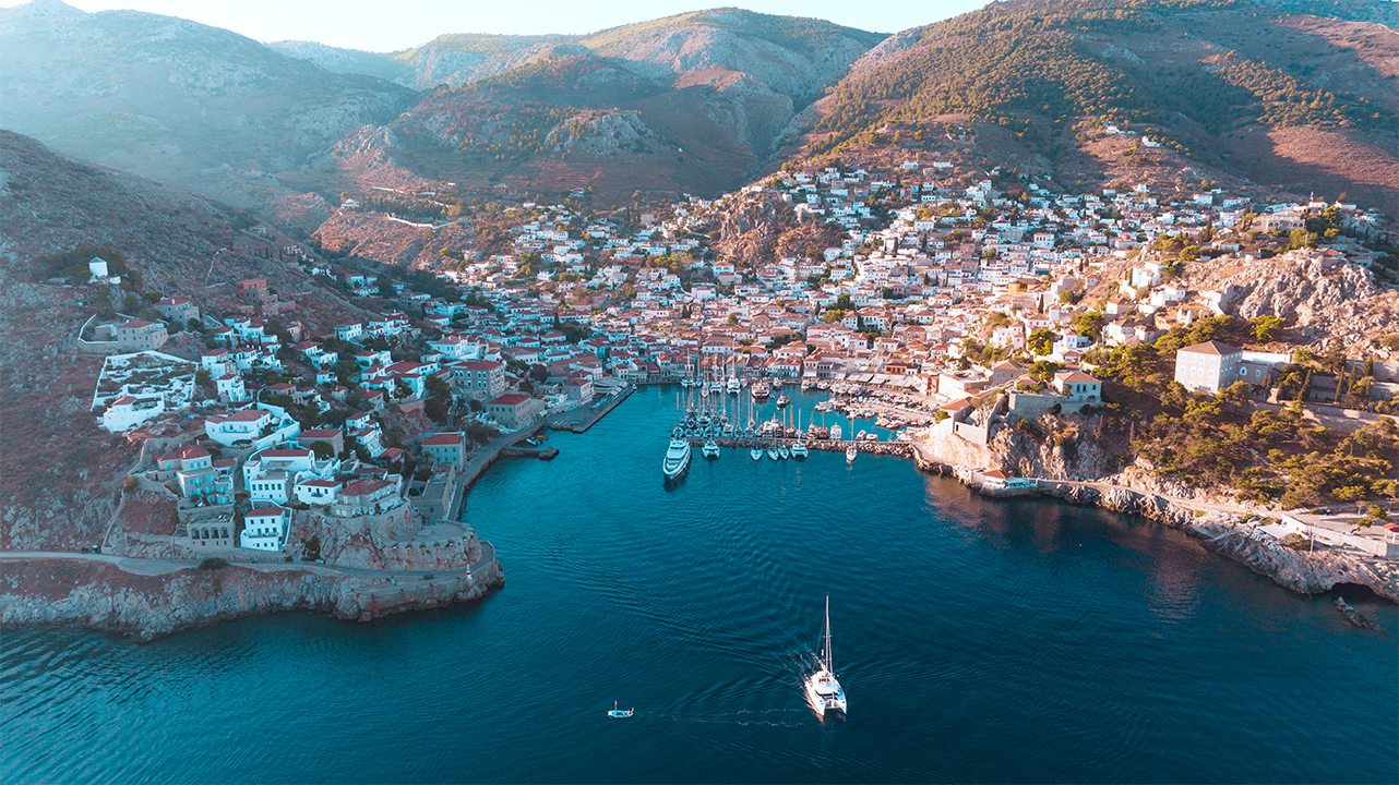 Aφιέρωμα «ύμνος» για την Ύδρα – «Είναι ένα νησί που σε ταξιδεύει πραγματικά πίσω στο χρόνο» (βίντεο)