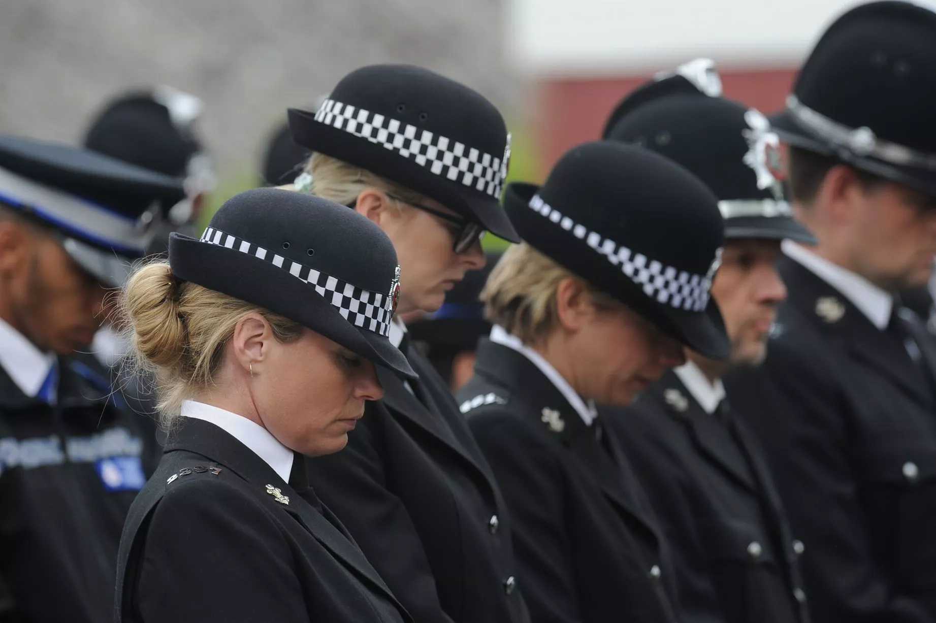 Λονδίνο: Αλλοδαποί «στριμώχνουν» Βρετανίδα αστυνομικό και της κάνουν άσεμνες χειρονομίες (βίντεο)