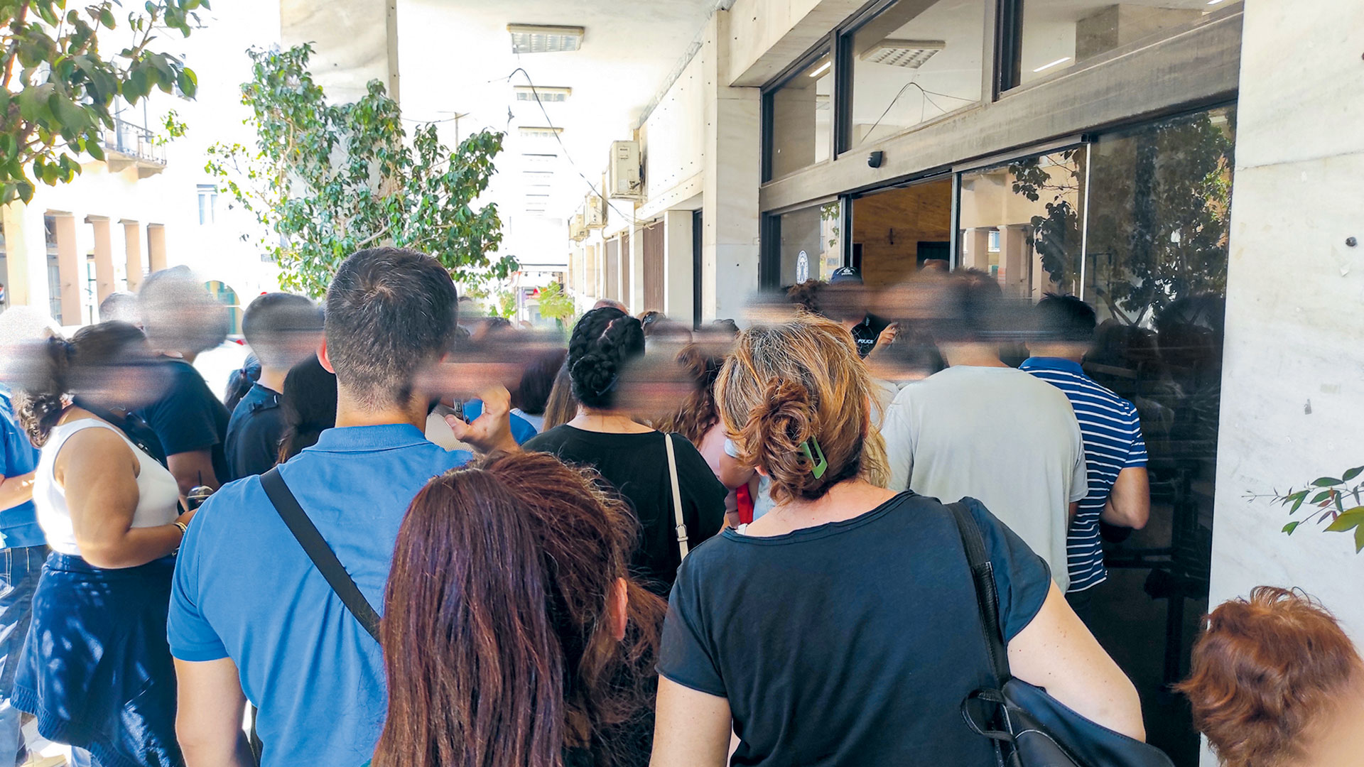 Ηράκλειο: Γυναίκα που λιποθύμησε αρνήθηκε να μεταφερθεί από το ΕΚΑΒ για να μη χάσει τη σειρά της σε ουρά για βγάλει ταυτότητα!