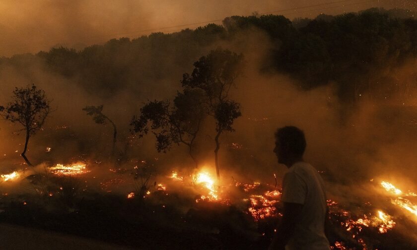 Για δέκατη συνεχόμενη μέρα καίει η φωτιά τα δάση του Έβρου – Ανυπολόγιστη καταστροφή