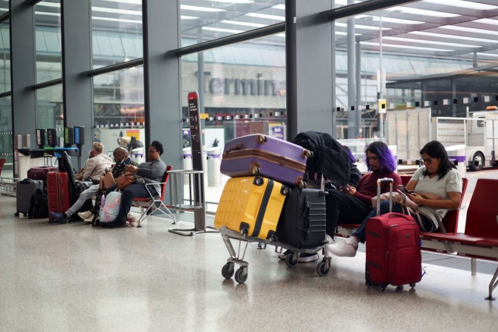 Βρετανός υπ.Μεταφορών: «Τα προβλήματα στα αεροδρόμια θα διαρκέσουν μέρες»