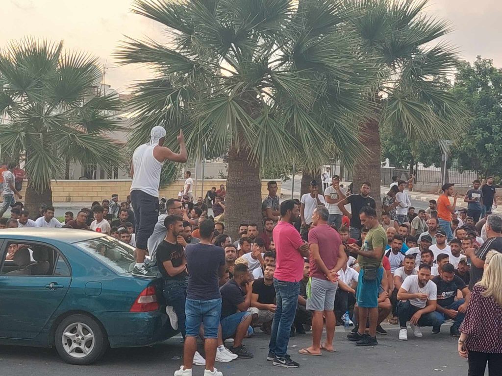 Παράνομοι αλλοδαποί απειλούν τους Ελληνοκυπρίους ότι θα μπουν στα σπίτια τους – Δημιούργησαν ομάδες εφόδου με μαχαίρια & ρόπαλα