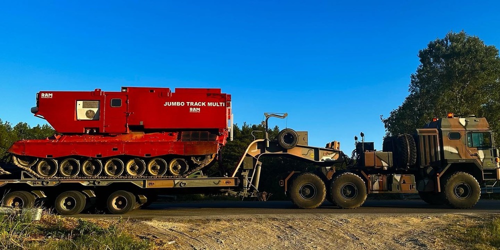 Το «πολεμικό» πυροσβεστικό Jumbo Track Multi επιχειρεί στη φωτιά στη Δαδιά – Ρίχνει 15.000 λίτρα νερού