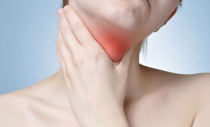 Λαιμός: Tι σημαίνει αν σας πονάει μόνο στη μία πλευρά;