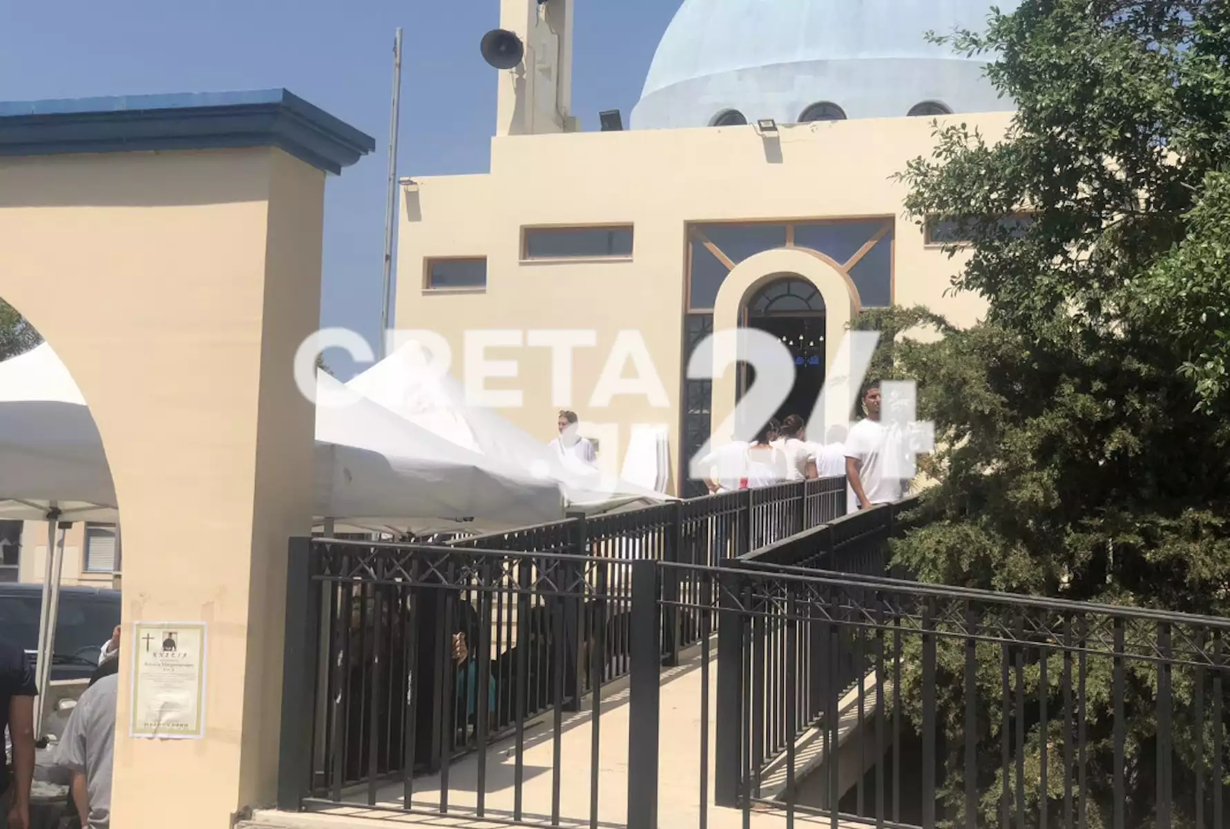 Κρήτη: Ντυμένοι στα λευκά συγγενείς και φίλοι αποχαιρέτησαν τον 22χρονο που έχασε τη ζωή του σε τροχαίο