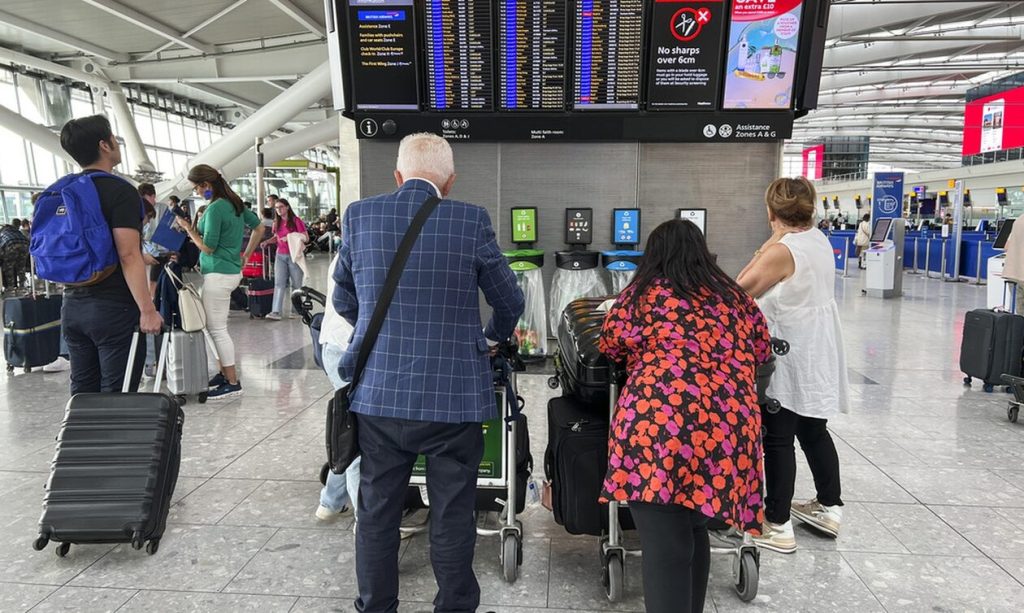Βρετανία: Σε «λανθασμένα εισερχόμενα δεδομένα» ρίχνουν την ευθύνη οι Αρχές για το «χάος» στα αεροδρόμια