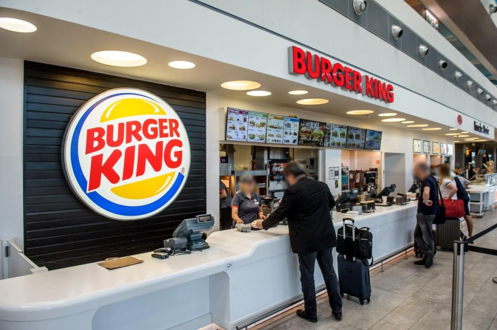 Τελικά μετράει το… μέγεθος: Μπαράζ αγωγών κατά της «Burger King» – Κατηγορείται ότι σερβίρει μικρότερα μπιφτέκια