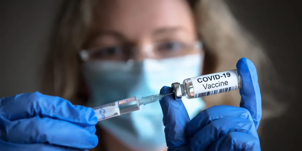 Επιμένει για Covid και εμβόλια η ΕΕ: Φέρνει νέο λόγω Omicron και ζητά όσοι εμβολιάστηκαν να εμβολιαστούν εκ νέου