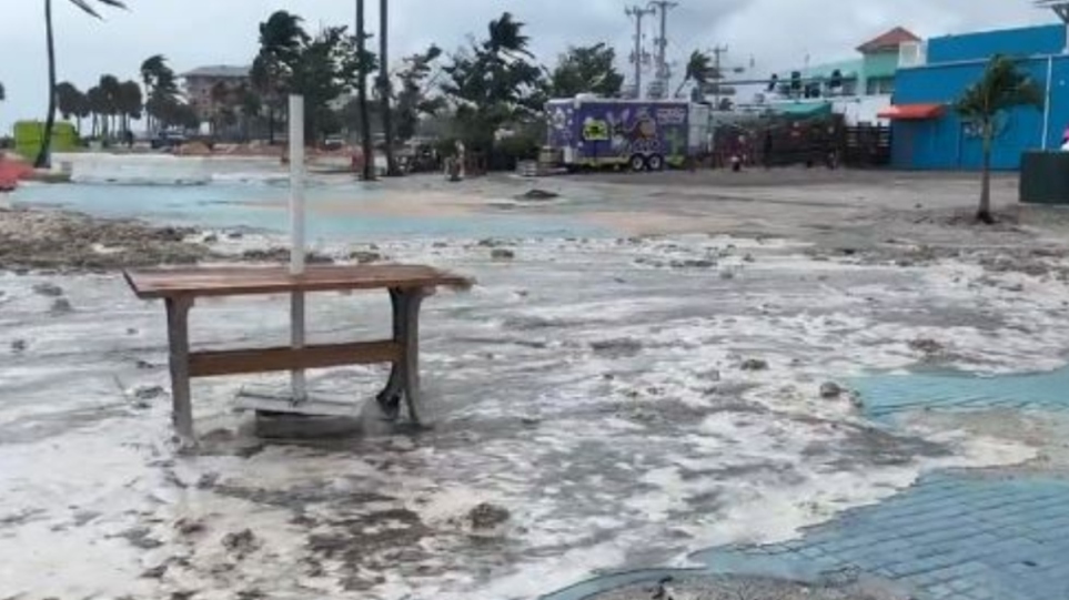 Συγκλονιστικά βίντεο από τον τυφώνα Ιντάλια – Με ταχύτητα 200 χλμ έφθασε στις ακτές της Φλόριντα