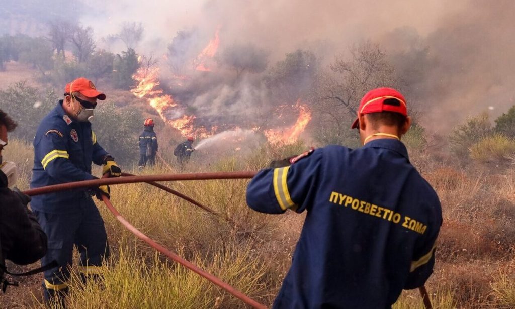 Φωτιά σε οικόπεδο στη Φιλοθέη – Οι φλόγες πέρασαν και σε αυλές κατοικιών