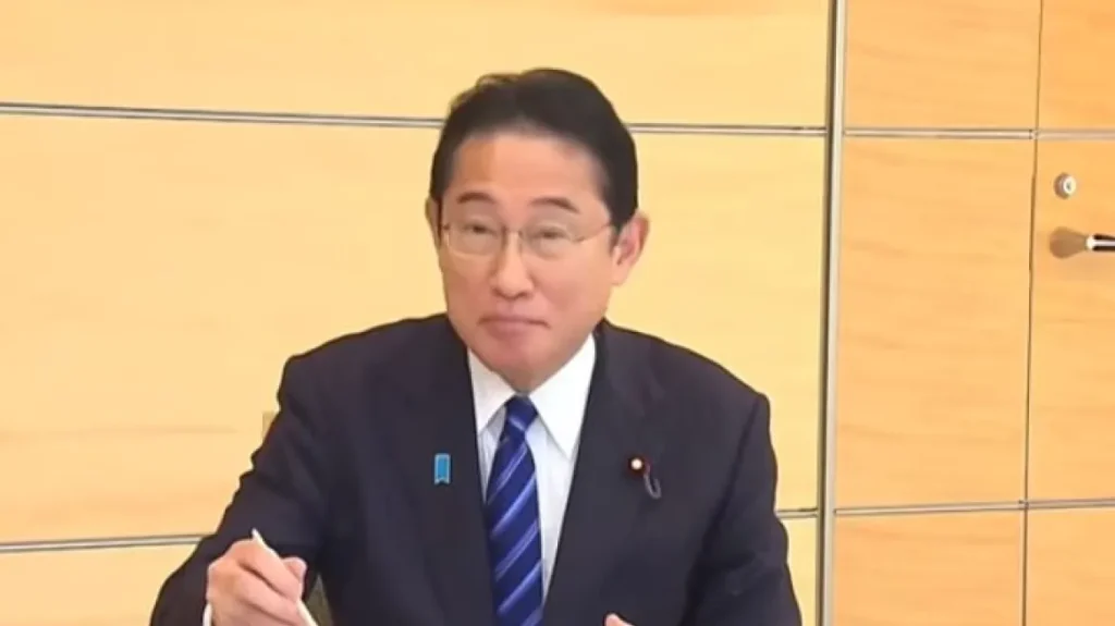 Τι άλλο θα κάνει ο πρωθυπουργός της Ιαπωνίας: Έφαγε ψάρι από τη Φουκουσίμα για να δείξει ότι είναι ασφαλές (φωτό)