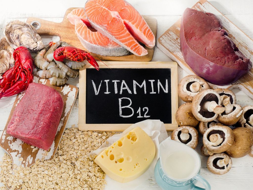 Ανεπάρκεια βιταμίνης Β12: Αυτά είναι τα συμπτώματα που δεν πρέπει να αγνοήσετε – Σε ποιες τροφές θα τη βρείτε