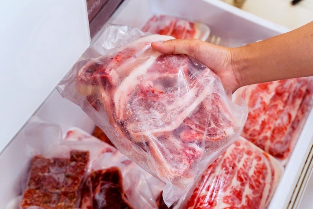 Προσοχή: Δείτε γιατί δεν πρέπει να ξαναβάλετε το κρέας στην κατάψυξη σας