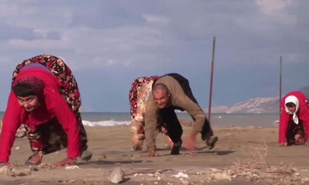 Ποια είναι η οικογένεια που περπατά στα τέσσερα και προβληματίζει τους επιστήμονες – «Δεν πρέπει να υπάρχουν» (βίντεο)