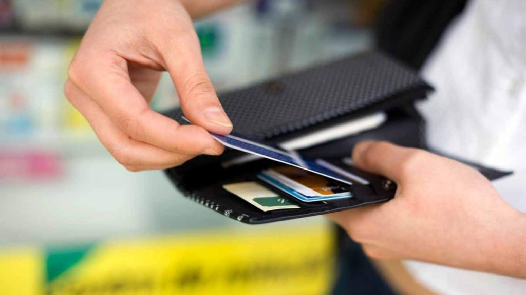 «Έρχονται» αλλαγές στην καταβολή των επιδομάτων – Το 50% του ποσού θα είναι σε προπληρωμένη κάρτα