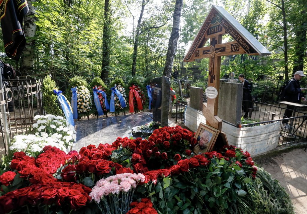 Καταθέτουν λουλούδια και χειρόγραφα στον τάφο του Γ.Πριγκόζιν: «Το να είσαι πολεμιστής σημαίνει να ζεις για πάντα»