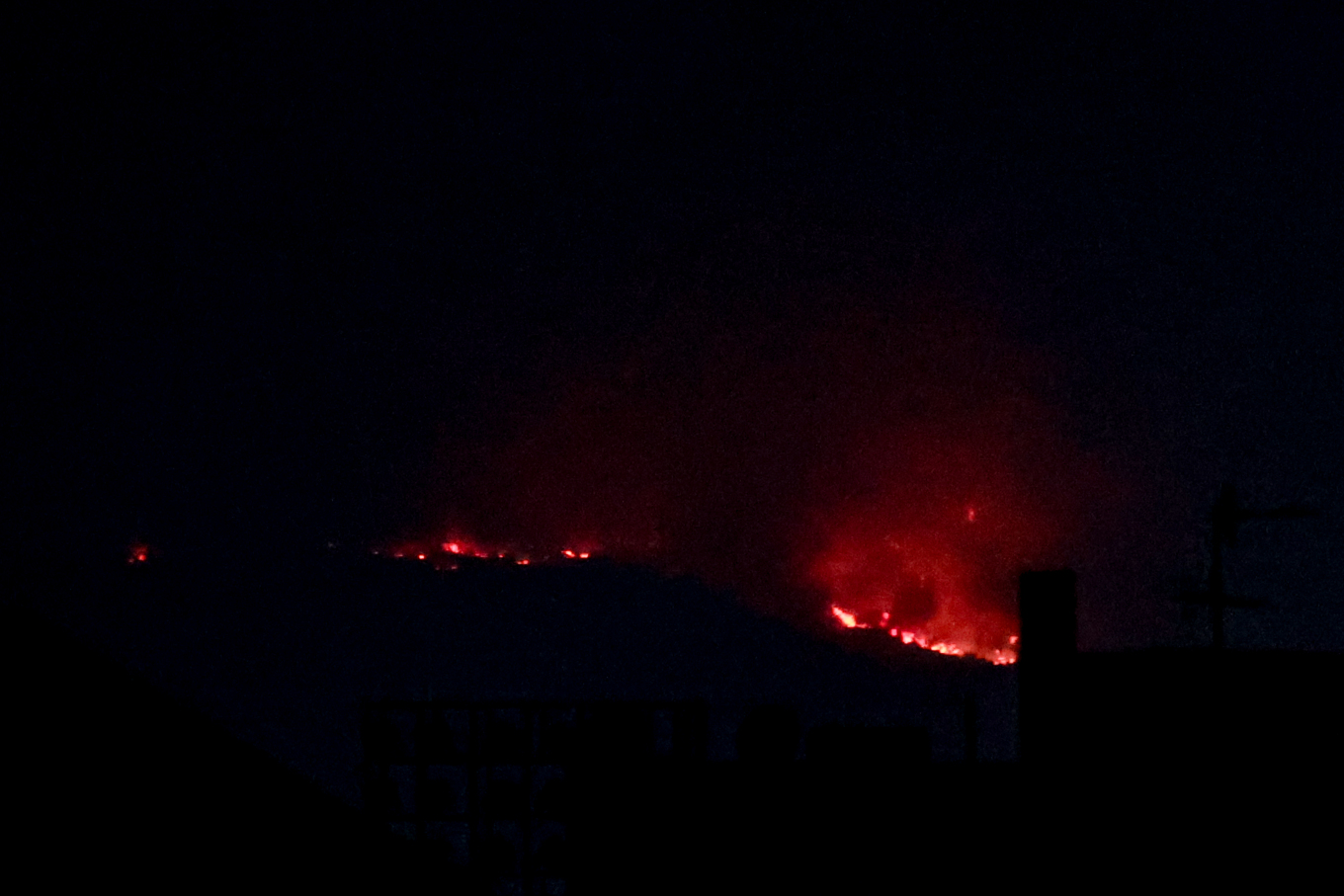 Φωτιά στο Τσικράκι Φαρσάλων: Μάχη για να μην επεκταθούν οι φλόγες στην Ανάβρα