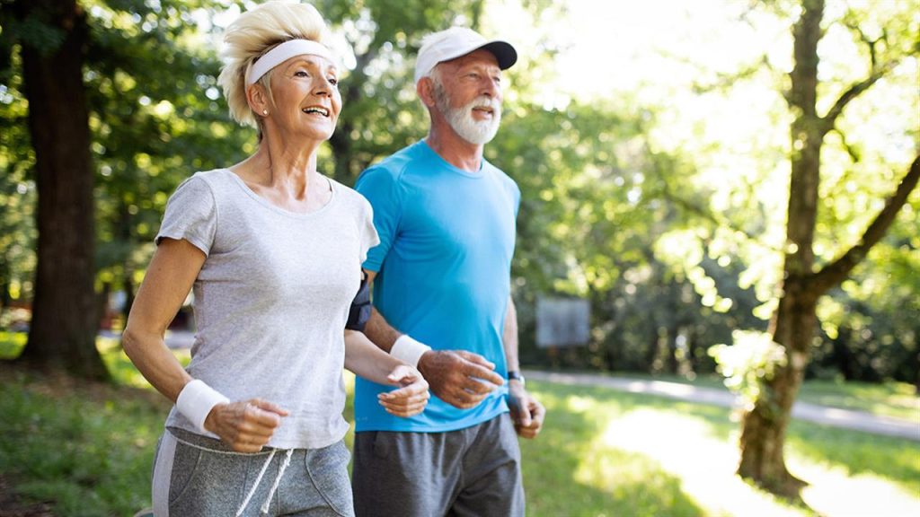 Αυτές είναι οι 5 υγιεινές συνήθειες που «υπόσχονται» μακροζωία