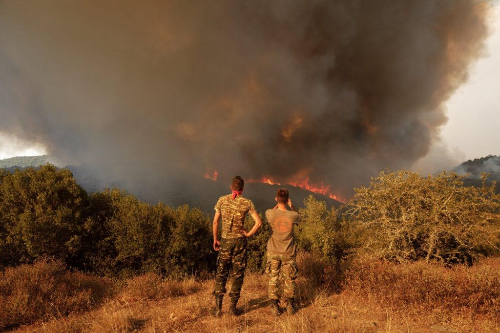 Μαίνεται η φωτιά στον Έβρο: «Δεν μπορούν να πετάξουν τα εναέρια μέσα στον Έβρο» λέει ο Γ.Αρτοποιός