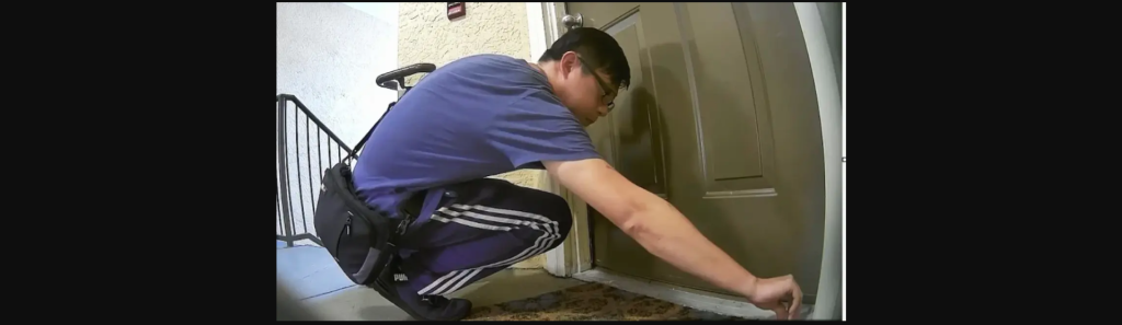 Ανατριχιαστικό βίντεο: Έπιασαν με κρυφή κάμερα τον γείτονά τους να ρίχνει χημικά κάτω από την πόρτα τους