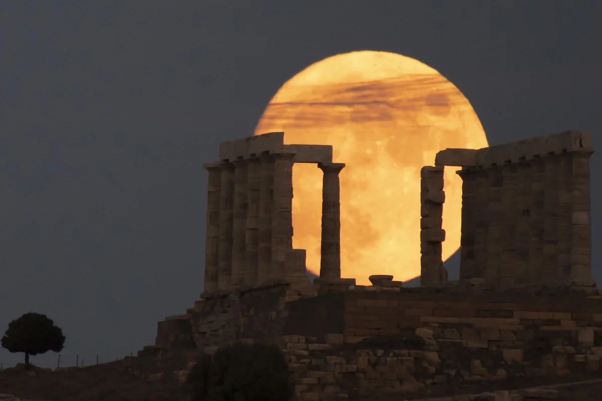 Εντυπωσιακές εικόνες από την «Μπλε Πανσέληνο» καταγράφηκαν σε όλη τη χώρα (φωτό)