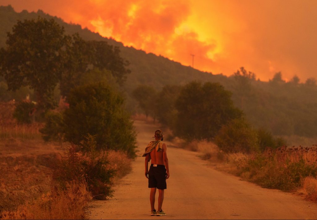 Εκτός ελέγχου η φωτιά στον Έβρο – Οι φλόγες έχουν περικυκλώσει το χωριό Γιαννούλη