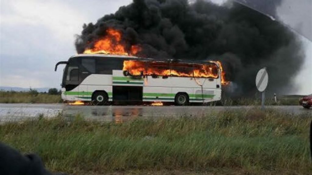 Στις φλόγες «τυλίχθηκε» ξένο τουριστικό λεωφορείο έξω από τις Σέρρες