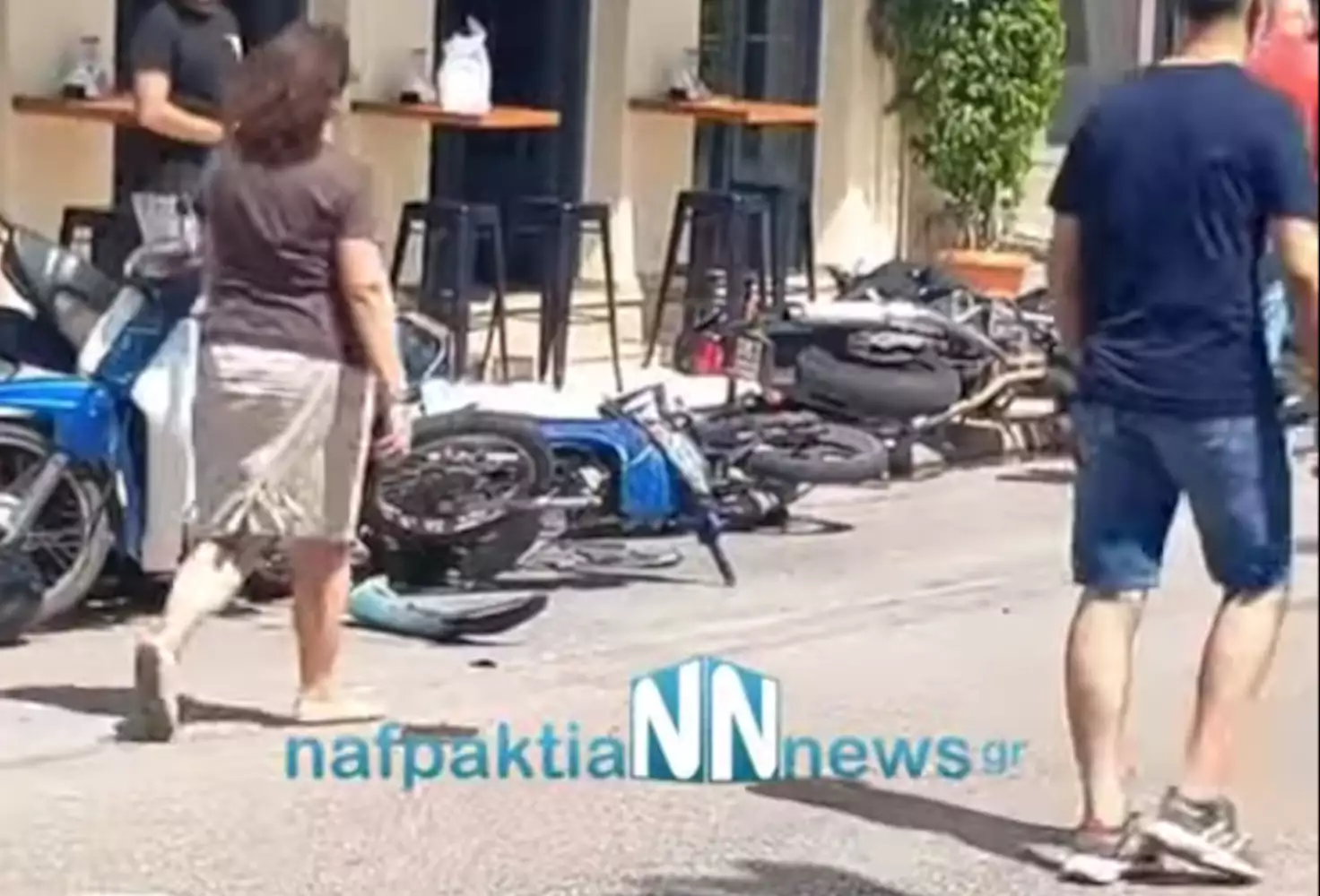 Ναύπακτος: Οδηγός αυτοκινήτου έχασε τον έλεγχο στο λιμάνι και έπεσε πάνω σε μηχανές