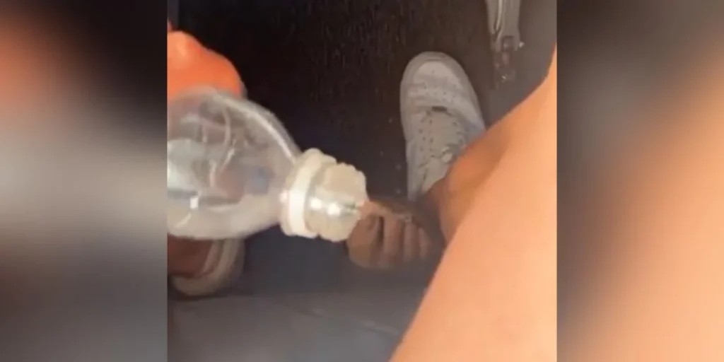 Επιβάτης σε πτήση έβρεξε συνταξιδιώτη του που άπλωσε τα πόδια του (βίντεο)