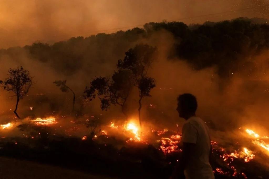 Μαίνεται η φωτιά στον Έβρο: Πυροσβέστες απεγκλώβισαν 25 παράνομους αλλοδαπούς