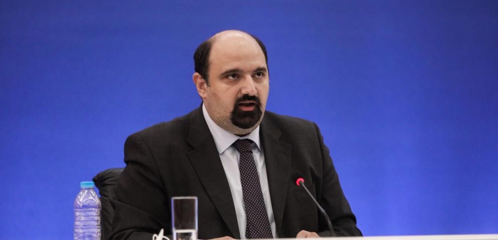 Χ.Τριαντόπουλος: Ο υφυπουργός της κυβέρνησης που πόζαρε στην κεντρική προεκλογική ομιλία του Α.Μπέου