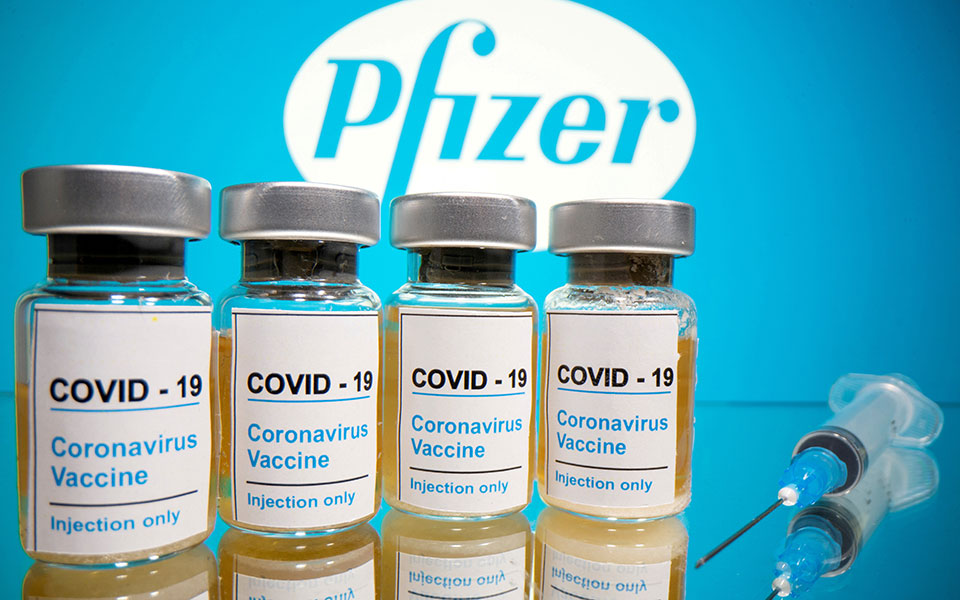 Πάλι πιέζουν για μαζικούς εμβολιασμούς: Εγκρίθηκε το νέο εμβόλιο κατά του κορωνοϊού από την Pfizer