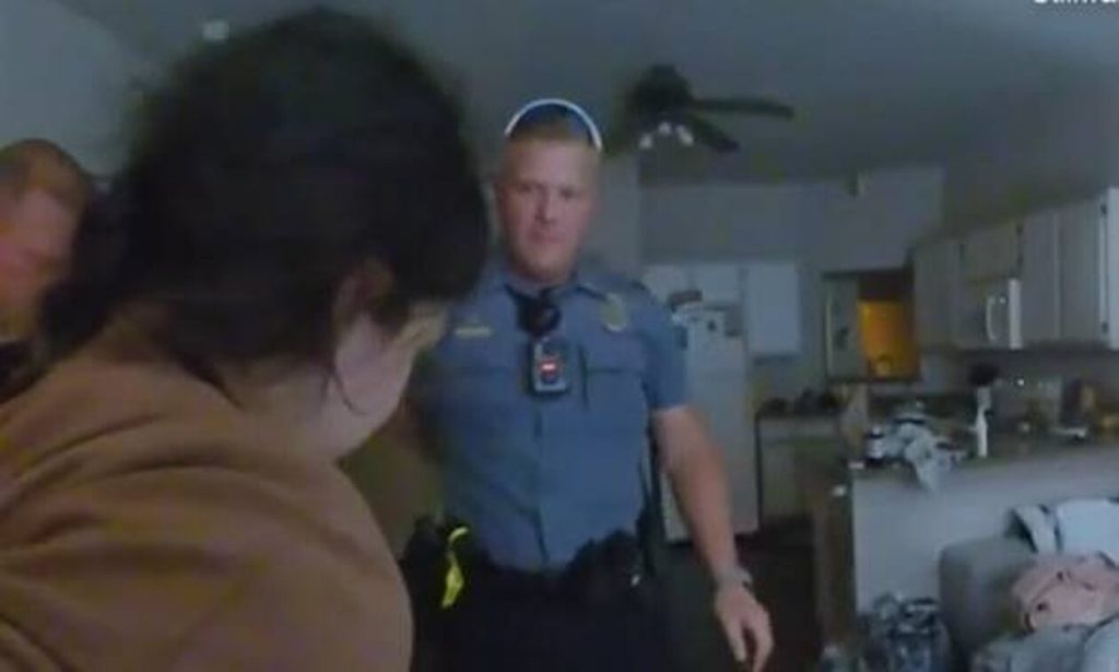 ΗΠΑ: Η στιγμή της σύλληψης της 19χρονης που κακοποίησε σεξουαλικά την 3χρονη κόρη του συντρόφου της (βίντεο)