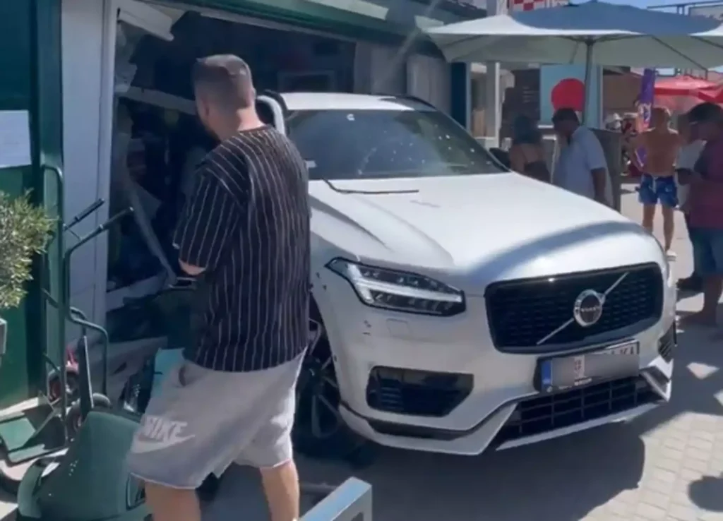 Χαλκιδική: Αυτοκίνητο «μπούκαρε» μέσα σε κατάστημα για κατοικίδια (βίντεο)