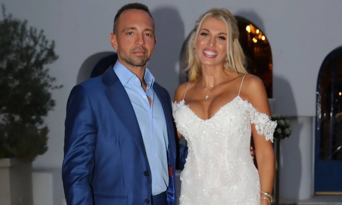 Κωνσταντίνα Σπυροπούλου και ο Βασίλης Σταθοκωστόπουλος βάφτισαν τον γιο τους – Ποιο όνομα πήρε (φώτο) (upd)