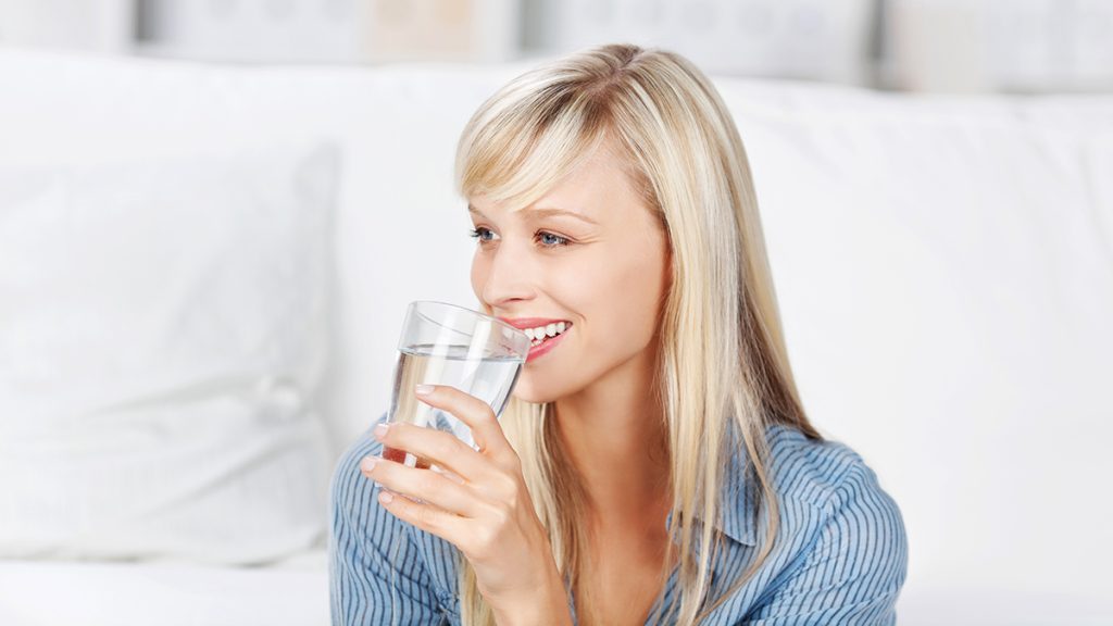 Τελικά τι ισχύει; – Πόσο νερό πρέπει να πίνουμε κάθε μέρα;