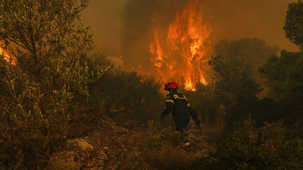 BBC: «Βάφτισαν» τις πυρκαγιές στην Ελλάδα «καιρικά φαινόμενα»