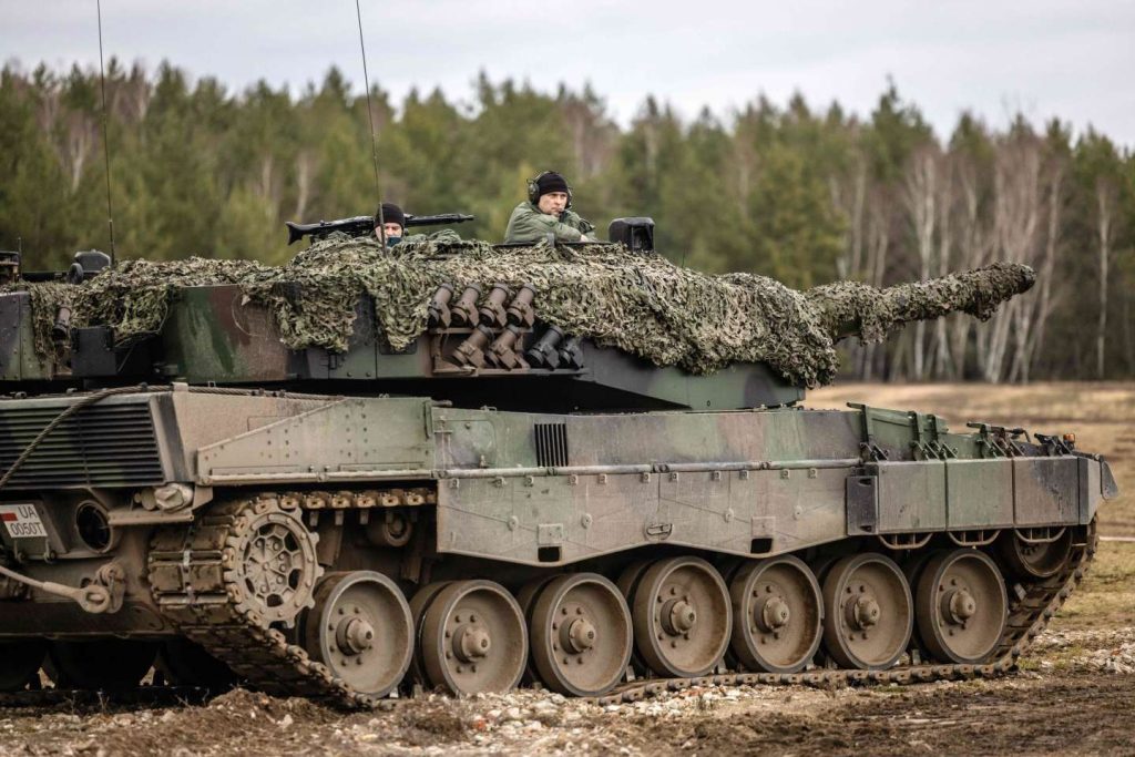 Ουκρανία: Καμένο Leopard 2A4 από ρωσικό Α/Τ πύραυλο – Δεν το έσωσε ούτε η θωράκιση Contact-1