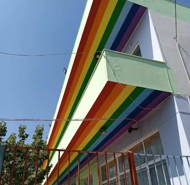 Αντιδήμαρχος Κορίνθου: «Η χώρα καίγεται και εσείς ασχολείστε αν το σχολείο βάφτηκε με τα χρώματα σημαίας των ΛΟΑΤΚΙ+;»